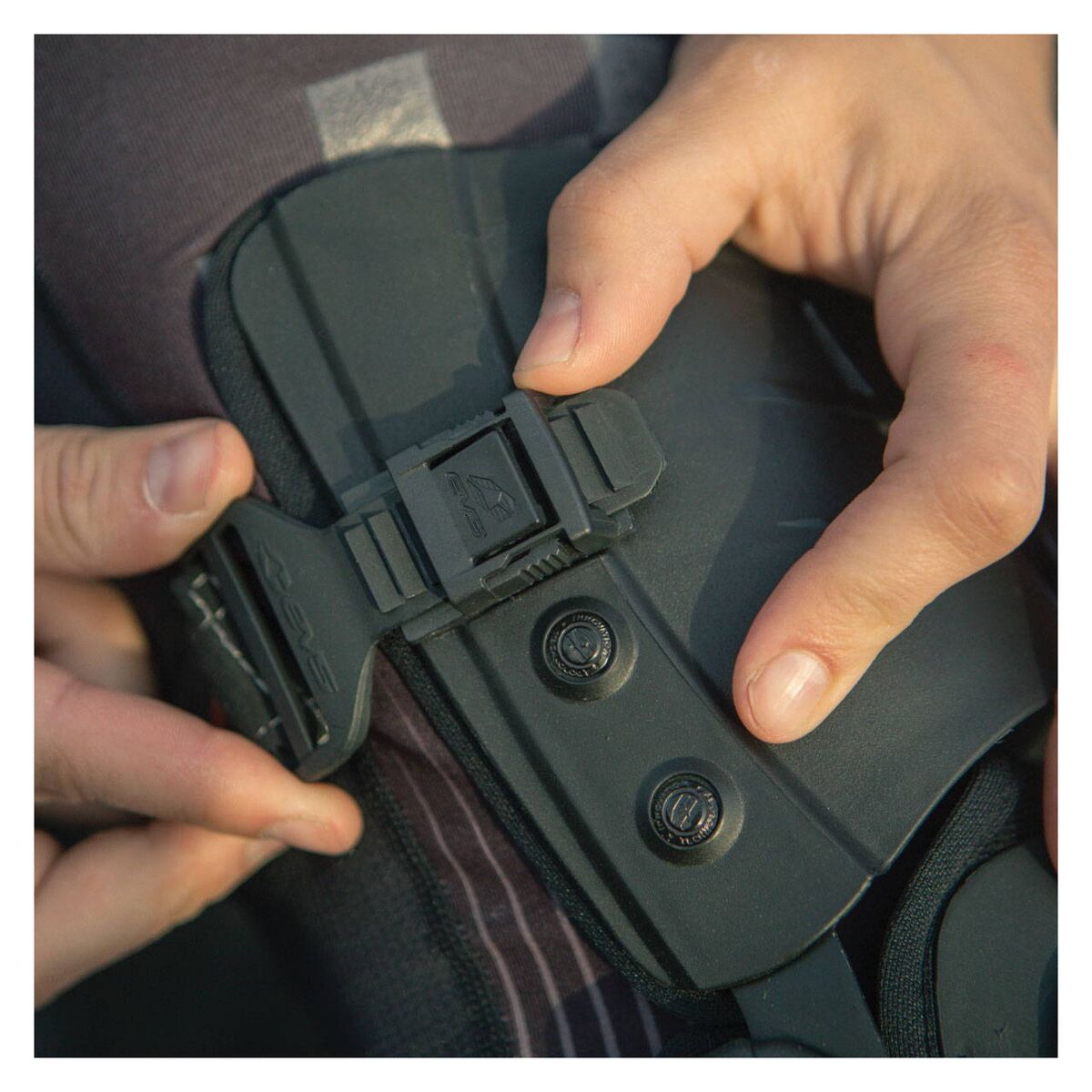 EVS RS9 Knee Brace - PAIR
